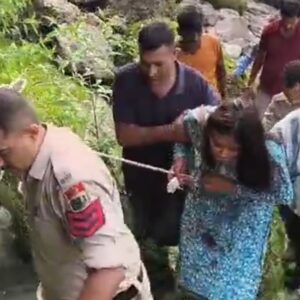 सुजानपुर पुल के पास सेल्फी लेते गिरी युवती:पहाड़ी से दरिया किनारे झाड़ियों में फंसी, पुलिस-दमकल ने सुरक्षित बाहर निकाला