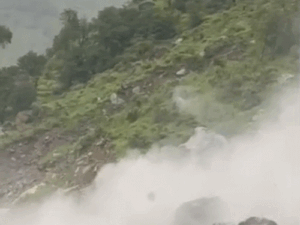 शिमला-किन्नौर NH पर निगुलसरी में लैंडस्लाइड:रात 1 बजे से हाईवे बंद; ट्राइबल जिले का राजधानी से संपर्क कटा, सड़क बहाली के इंतजार में लोग