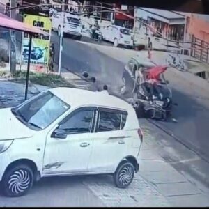 ऊना में कार ने स्कूटी को मारी टक्कर:वीडियो वायरल, छह वर्षीय बच्चे समेत तीन घायल; एक की टांग में फ्रैक्चर