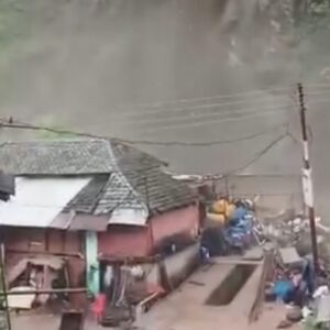 मंडी के कटौला में भारी भूस्खलन, वीडियो वायरल:पहाड़ी का बड़ा हिस्सा दरका; घरों पर खतरा, बारिश से जिले में 46 सड़कें बंद