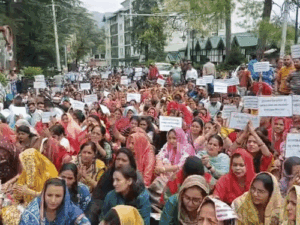 हिमाचल विधानसभा के बाहर आउटसोर्स कर्मियों का प्रदर्शन:पॉलिसी बनाने, मृतकों के आश्रितों को नौकरी देने की मांग; सरकार को 2 महीने का अल्टीमेटम