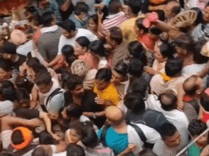 चिंतपूर्णी में श्रावण अष्टमी पर उमड़ी श्रद्धालुओं की भीड़:बंद करनी पड़ी दुकानें, धक्का-मुक्की जैसे हालात, मंदिर से बाजार तक पांव रखने की जगह नहीं