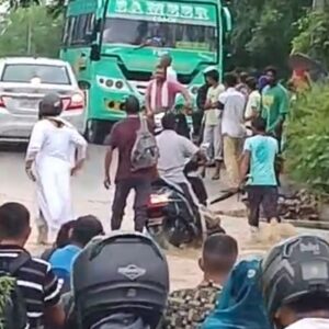ऊना में उफनते मवा चलेट कोजवे पर फंसी स्कूटी सवार:जाबाज युवक बचाने को तेज बहाव में कूदा, महिला को सुरक्षित निकाला, सुरक्षा पर उठे सवाल