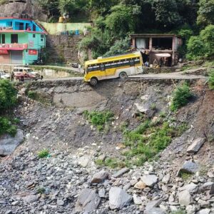 चंबा के दुनाली बस स्टेशन पर हवा में लटकी बस:अगला हिस्सा सड़क से बाहर निकला; यात्री नहीं होने से बड़ा हादसा टला