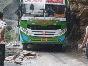 हिमाचल में लोगों की जान से खिलवाड़ का VIDEO:लोहे के एंगल के सहारे निकाली प्राइवेट बसें; लोगों में PWD के खिलाफ रोष