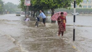 15 राज्यों में आज मूसलाधार बारिश और तूफान का अलर्ट, आपके इलाके में कैसा रहे मौसम? पढ़ें IMD का ताजा अपडेट​on August 7, 2026 at 1:18 am