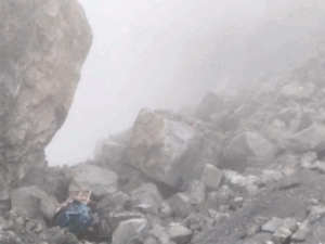 हिमाचल-चट्टानों के नीचे 3 मजदूर, 2 ट्रक, 1 टिप्पर दबा:आज चलेगा सर्च ऑपरेशन; जिंदा होने की उम्मीद कम, लैंडस्लाइड से 350 सड़कें बंद