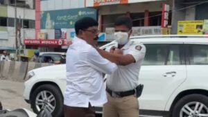ट्रैफिक पुलिस कॉन्स्टेबल के साथ मारपीट करने वाला JDS नेता गिरफ्तार, बदसलूकी का वीडियो वायरल होने के बाद एक्शन​on August 17, 2026 at 6:22 am