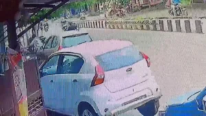 पूजा कर रही थी महिला, पीछे से आए लुटेरे और सोने की चेन झपटकर हो गए फरार, देखें Video​on August 26, 2026 at 4:59 pm