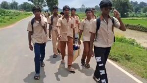 बोर्डिंग स्कूल में हॉस्टल-टॉयलेट नहीं, खाना भी बेहद घटिया, 180 बच्चे 12 KM दूर घर के लिए पैदल निकले​on August 7, 2026 at 5:39 am