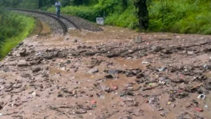 हिमाचल में बारिश का कहर जारी, मानसून के कारण 253 मौतें, 98 सड़कें बंद, 107 ट्रांसफॉर्मर ठप​on August 31, 2026 at 7:49 am