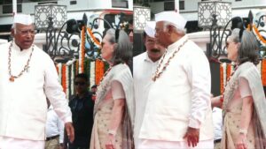 स्वतंत्रता दिवस पर कांग्रेस ने किया राष्ट्रगीत का अपमान? सोनिया गांधी के वायरल वीडियो पर छिड़ी बहस​on August 15, 2026 at 8:17 am