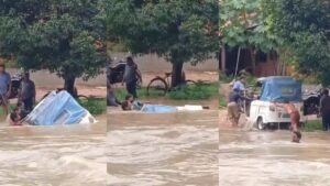 बाढ़ के पानी में बह गया ऑटो, स्थानीय लोगों ने यात्रियों की बचाई जान; सामने आया VIDEO​on August 14, 2026 at 11:47 am