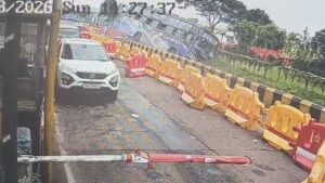 टोल प्लाजा पर लेन बदलते समय हुआ हादसा, डिवाइडर से टकराई बस, कई यात्री घायल; CCTV फुटेज आया सामने​on August 24, 2026 at 10:39 am