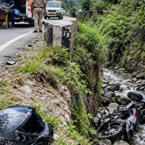 कुल्लू में बाइक नाले में गिरी, युवक की मौत:युवती गंभीर रूप से घायल; केरल के एर्नाकुलम से घूमने आए थे दोनों