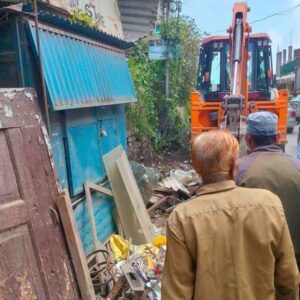 कसौली में सड़क से हटाए अवैध कब्जे:हाईकोर्ट के निर्देश पर प्रशासन का एक्शन; अन्य मार्गों पर भी चलेगा अभियान