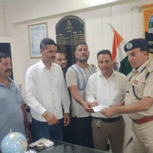 मंडी में रैपिडो बाइक टैक्सी पर ऑटो यूनियन का ऐतराज:महासचिव होशियार सिंह बोले- हम परमिट-टैक्स भर रहे, इनके कागज भी जांचे जाएं