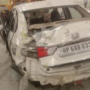 चंडीगढ़-मनाली फोरलेन पर हादसा, 4 लोग घायल:तेज रफ्तार कार रेलिंग से टकराई; जोनल अस्पताल मंडी में करवाया भर्ती