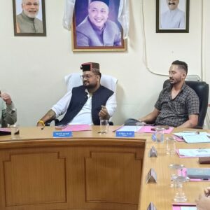 रामपुर में NH-5 किनारे अवैध दुकानों पर कार्रवाई:मकान मालिकों को भी नोटिस; हाउस टैक्स के नियमों पर पार्षदों को दी जानकारी
