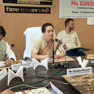 मंडी की सांसद कंगना अधिकारियों पर भड़कीं:सांसद निधि के पैसे खर्च न होने पर नाराज, BDO को खड़ा किया; कहा-इट बिकम ए ब्लडी जोक