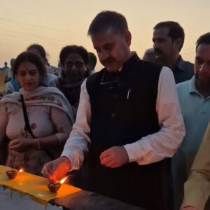 कांगड़ा में भाजपाइयों ने पुल पर जलाए 501 दीये:PM मोदी की लंबी उम्र की कामना; एक महीने तक हर पोलिंग बूथ पर होंगे कार्यक्रम