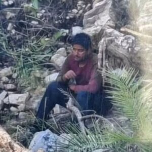 कुल्लू-ब्यास नदी में 3 दिन से फंसा युवक रेस्क्यू:बीते 9 दिन से लापता था, जंगल में देखे जाने की सूचना पर पहुंची टीम, परिजनों को सौंपा