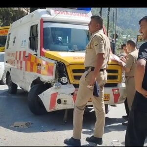 रामपुर में एंबुलेंस और बोलेरो में हुई टक्कर:जाम में आधा घंटा फंसा रहा मरीज; मिनी सचिवालय के सामने हादसा
