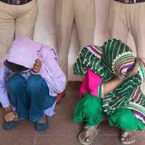 कुल्लू में झपटमारी मामले में 2 युवतियां गिरफ्तार:₹1.03 लाख कैश बरामद; बस अड्डे पर भेड़ पालक को बनाया शिकार