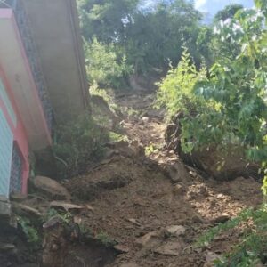 मंडी में भूस्खलन से 2 मकान क्षतिग्रस्त:भारी बारिश से 4 दुकानें-2 कारें मलबे में दबीं; 12 लोगों ने छोड़े असुरक्षित घर