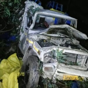 शिमला में बेकाबू होकर बोलेरो कैंपर पलटी:एक व्यक्ति की मौत, साथी घायल, लोगों ने पहुंचाया अस्पताल