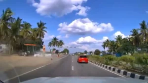 हाईवे पर आगे चल रही कार को पीछे से मारी भीषण टक्कर, हादसे का डरावना VIDEO आया सामने; 1 महिला की मौत, 4 घायल​on September 7, 2026 at 9:03 am