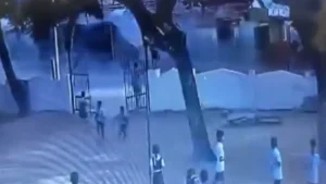 छुट्टी से 10 मिनट पहले स्कूल के सामने तेज रफ्तार लॉरी पलटने से भयानक हादसा, चपेट में आने से 1 की मौके पर ही मौत; CCTV में कैद हुई वारदात​on September 17, 2026 at 8:09 am