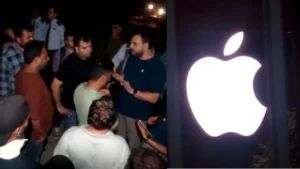 दिल्ली से मुंबई तक, iPhone का नया मॉडल खरीदने के लिए लगी लंबी कतारें, एक ग्राहक ने कहा- ’10 बजे रात से ही लाइन में हूं…’, Video​on September 18, 2026 at 2:02 am