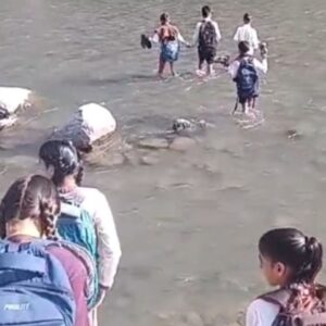 मंडी में पुल बहने से बच्चों की पढ़ाई पर संकट:खड्ड पार कर स्कूल जाने को मजबूर; 22 करोड़ हो चुके मंजूर; PWD ने सरकार को भेजा प्रस्ताव