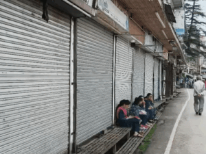 शिमला का लक्कड़ बाजार तहबाजारियों के विरोध में बंद:अनशन पर बैठे व्यापारी, आंदोलन की चेतावनी; हाईकोर्ट के आदेशों की अनुपालना की मांग