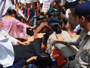शिमला में महिलाओं का उग्र प्रदर्शन:पुलिस के साथ धक्का-मुक्की, KNH से गायनी OPD शिफ्ट करने का विरोध; बैरिकेड हटाए