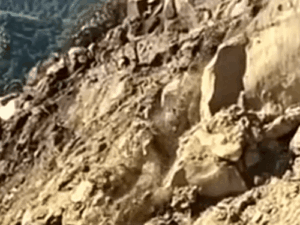 मंडी-धर्मपुर NH 13 घंटे से बंद:पहाड़ी से गिर रहे पत्थर, 7 किमी पैदल चले लोग; नौकरीपेशा और स्कूली बच्चे परेशान