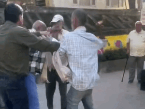सोलन में तीन अधेड़ उम्र के लोगों में मारपीट, VIDEO:पहले किसी बात को लेकर बहस, फिर मारपीट; काफी देर चले लात-घूंसे