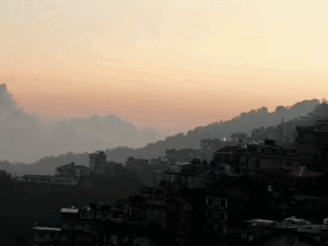 हिमाचल में आज शाम से भारी बारिश के आसार:सिरमौर में ऑरेंज अलर्ट, 50किमी प्रति घंटे की रफ्तार से चलेंगी हवाएं; 5°C तक गिरेगा तापमान