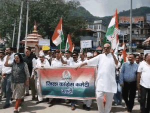 राहुल गांधी पर FIR के खिलाफ कांग्रेस का प्रदर्शन:मंडी में PM के खिलाफ नारेबाजी; केस वापस लेने की मांग, ‘स्टेज शुद्धिकरण’ विवाद गरमाया