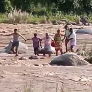 कांगड़ा में खड्ड में फंसे 6 श्रद्धालु:प्रशासन ने रेस्क्यू किए, अचानक बढ़ा वाटर लेवल, प्रशासन की चेतावनी के बावजूद नदी में उतरे