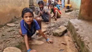 घिसटकर चलती हैं 3 बच्चियां, मां-बाप नहीं रहेंगे तो क्या होगा? तीन दिव्यांग बेटियों के साथ बेबस परिवार; देखें VIDEO​on September 6, 2026 at 8:24 am