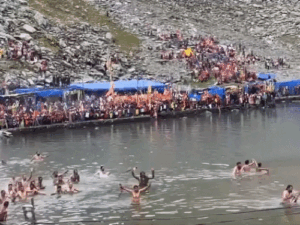 मणिमहेश डल झील में शाही स्नान के लिए उमड़ी भीड़:पंजाब-चंडीगढ़ से पहुंचे श्रद्धालु, आज रात 12:14 बजे तक स्नान का शुभ मुहूर्त