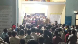 कर्नाटक में गणेश विसर्जन जुलूस के दौरान बवाल, गुस्साए लोगों ने थाने के बाहर लगाई भीड़​on September 17, 2026 at 5:52 am