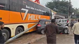 पांच गाड़ियों को टक्कर मारने के बाद होटल में घुसी बस, चूल्हे से लगी आग, 50 लोग घायल​on September 14, 2026 at 4:38 am