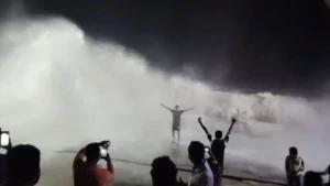 ओडिशा के समुद्र में उठा 15 फीट ऊंचा ज्वार, सड़क तक पहुंचा पानी; झूम उठे पर्यटक​on September 26, 2026 at 4:55 am