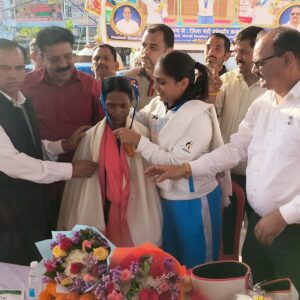 मंडी की भावना ठाकुर ने मां को पहनाया स्वर्ण पदक:घर पहुंचने पर ढोल-नगाड़ों से स्वागत; एक करोड़ सम्मान राशि की घोषणा पर जताई खुशी