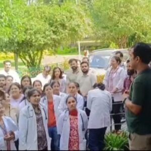 कांगड़ा के टांडा मेडिकल कॉलेज में महिला डॉक्टर से अभद्रता:रेजिडेंट डॉक्टरों ने की 2 घंटे की हड़ताल; कहा-सुरक्षा-सम्मान से कोई समझौता नहीं