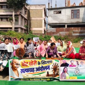 बिलासपुर में महिला कांग्रेस का सत्याग्रह:वोट चोरी के विरोध में चरखा चलाया, CEC ज्ञानेश कुमार से इस्तीफे की मांग