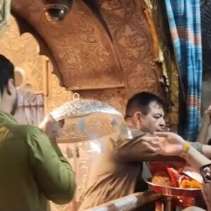 जालंधर के परिवार ने चिंतपूर्णी में चांदी का छत्र चढ़ाया:कीमत करीब 3.80 लाख रुपए; मंदिर पहुंचकर की पूजा-अर्चना